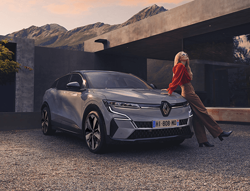Woman leaning on her Renault