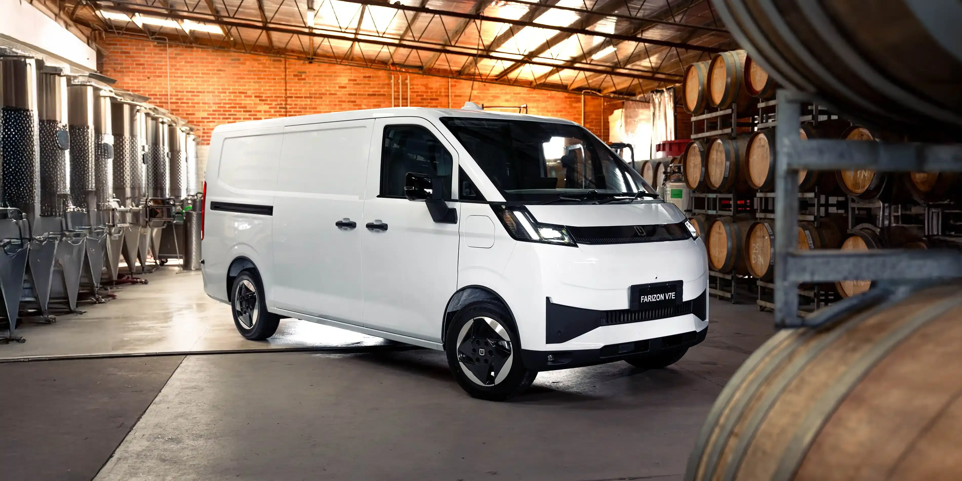 White Farizon V7E Van