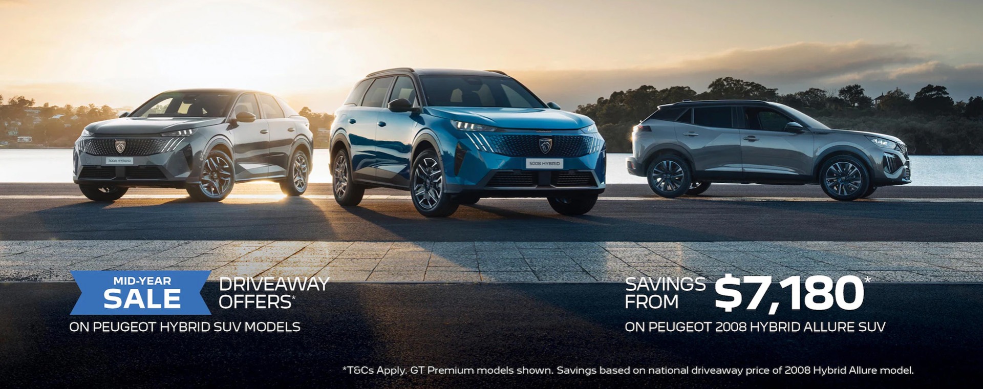 Front three quarter view of an Ingaro Blue PEUGEOT 3008 Hybrid SUV, front three quarter view of an Obsession Blue 7-seat PEUGEOT 5008 Hybrid SUV and side view of a Selenium Grey PEUGEOT 2008 Hybrid SUV